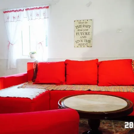 بيت للعطل Immaculate 3-bed House Garden In *