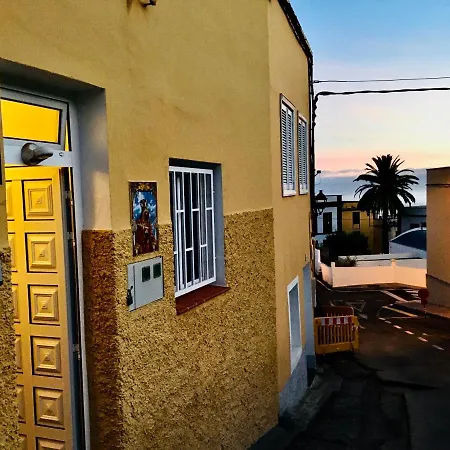 Immaculate 3-bed House Garden In بيت للعطل *