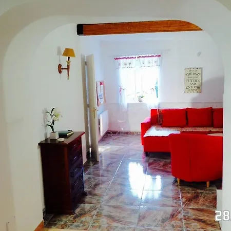 Immaculate 3-bed House Garden In