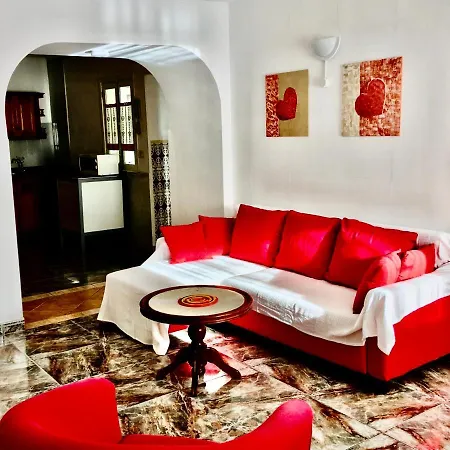 Immaculate 3-bed House Garden In Santa Catalina
