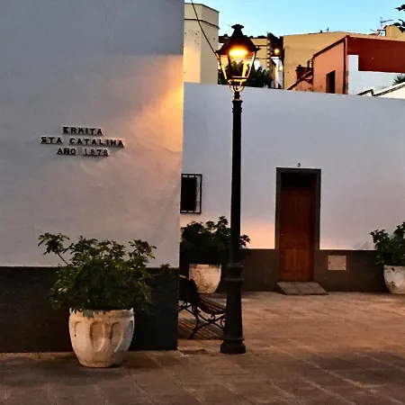 Immaculate 3-bed House Garden In بيت للعطل