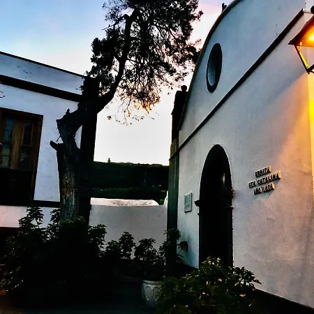 Immaculate 3-bed House Garden In Santa Catalina