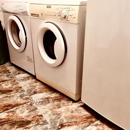 Immaculate 3-bed House Garden In بيت للعطل