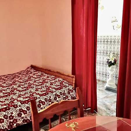 Immaculate 3-bed House Garden In بيت للعطل *