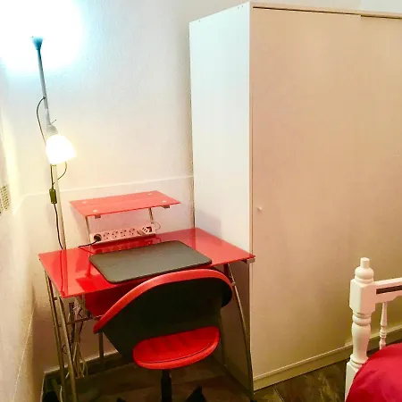Immaculate 3-bed House Garden In *