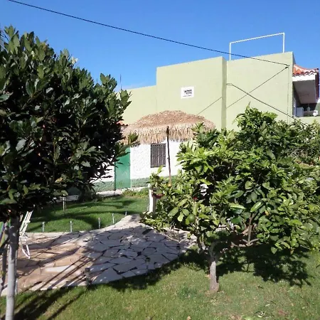 Immaculate 3-bed House Garden In Santa Catalina