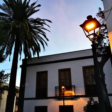 Immaculate 3-bed House Garden In بيت للعطل