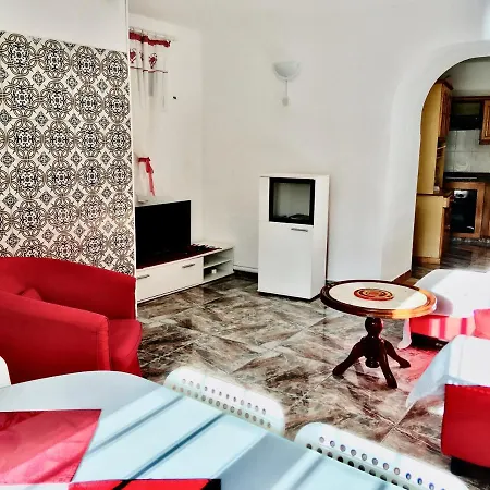 Immaculate 3-bed House Garden In Santa Catalina
