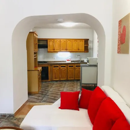 Immaculate 3-bed House Garden In *