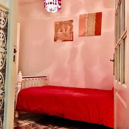Immaculate 3-bed House Garden In *